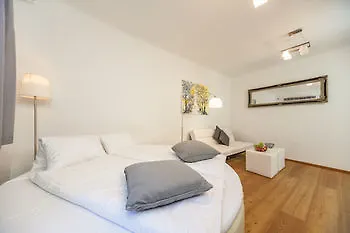 Vienna Apartment Center - Zentrum II 3*,